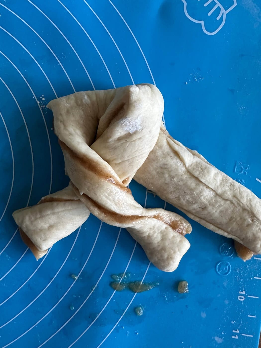 Zimtschnecke verknoten