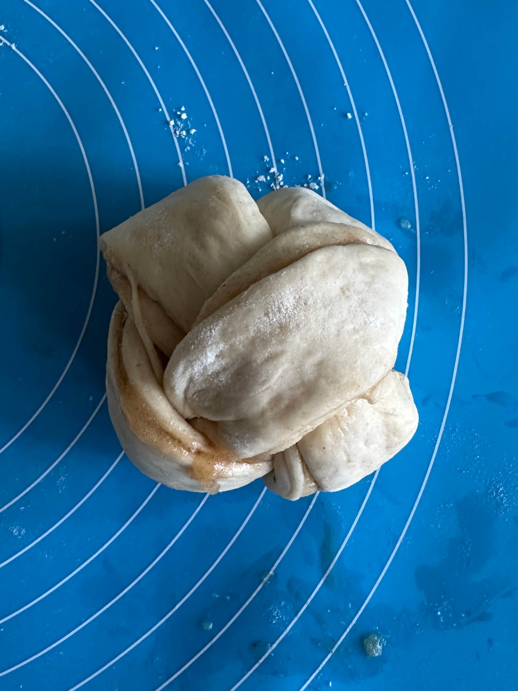 Zimtschnecke verknoten