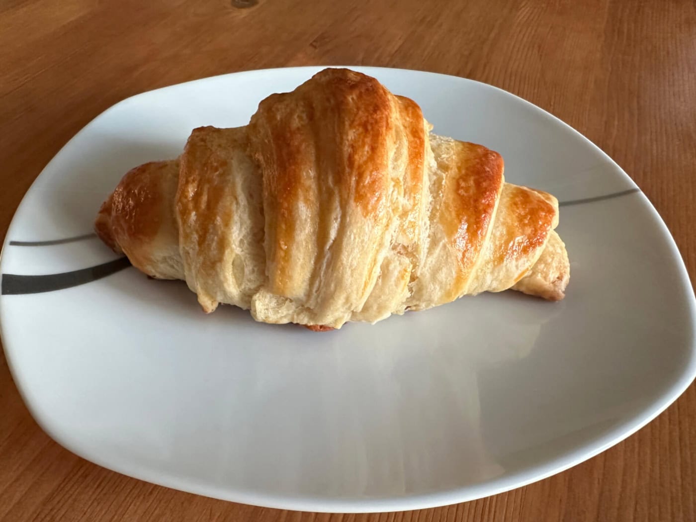 Croissant auf einem Teller