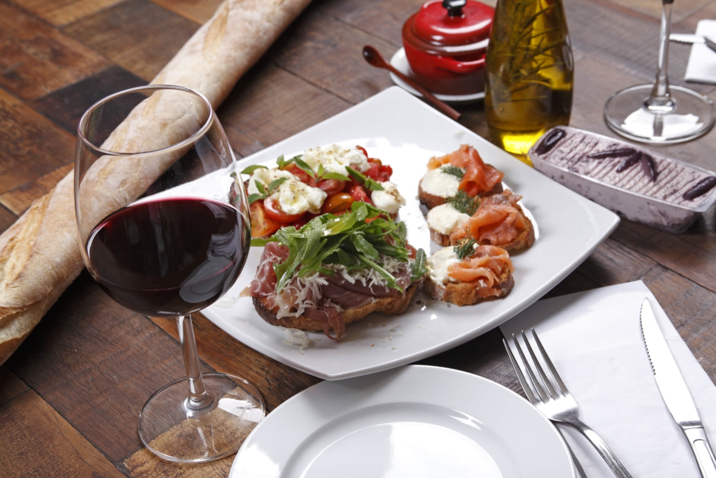 Rotwein und Crustini