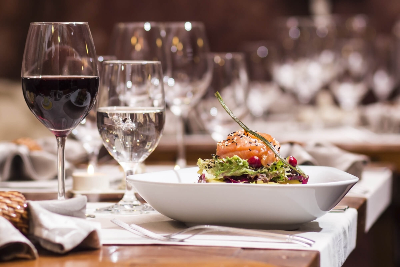 Lachs und Rotwein