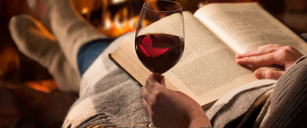Rotwein und Buch